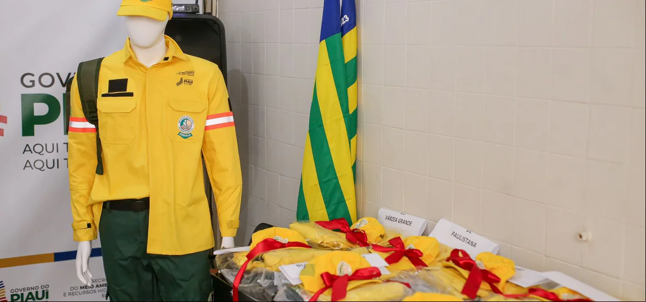 Kit de brigadistas entregues durante a solenidade