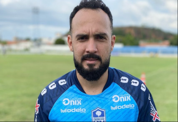 Alexandre Santana, meio-campo do Oeirense
