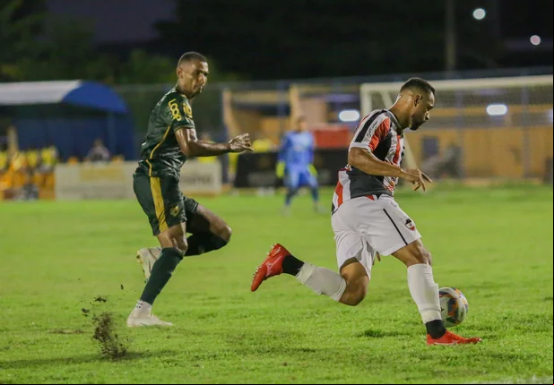 Atleta do River dispara com a bola
