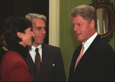 Bill Clinton junto com Jeffrey Epstein e Ghislaine Maxwell
