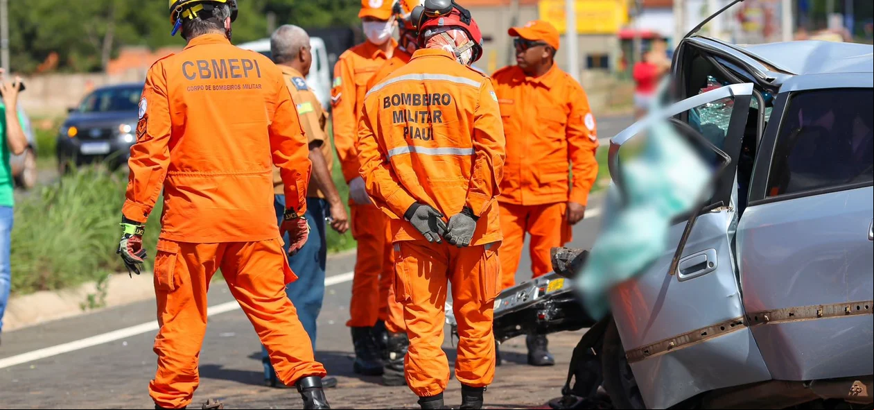 Bombeiros no local