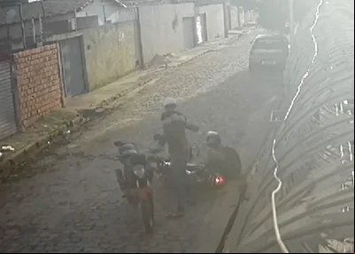 Câmera flagra bandido derrubando enfermeira em roubo na zona norte de Teresina