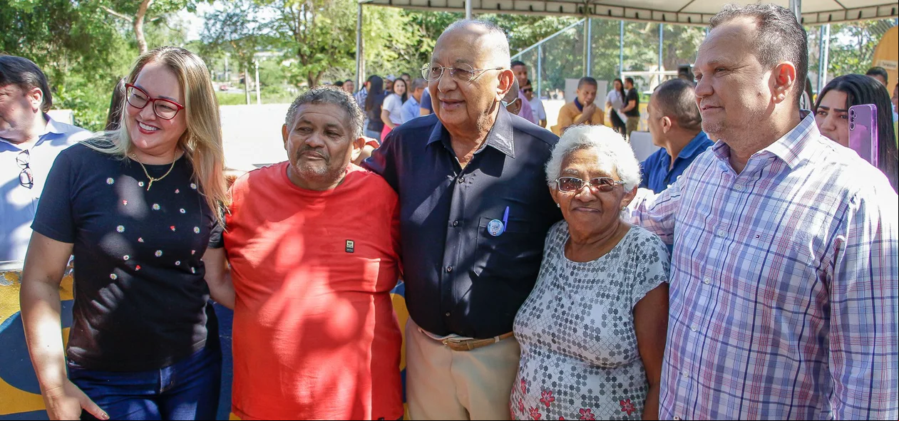 Dr. Pessoa com moradores da região