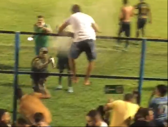 Momento em que um torcedor é atingido por spray de pimenta