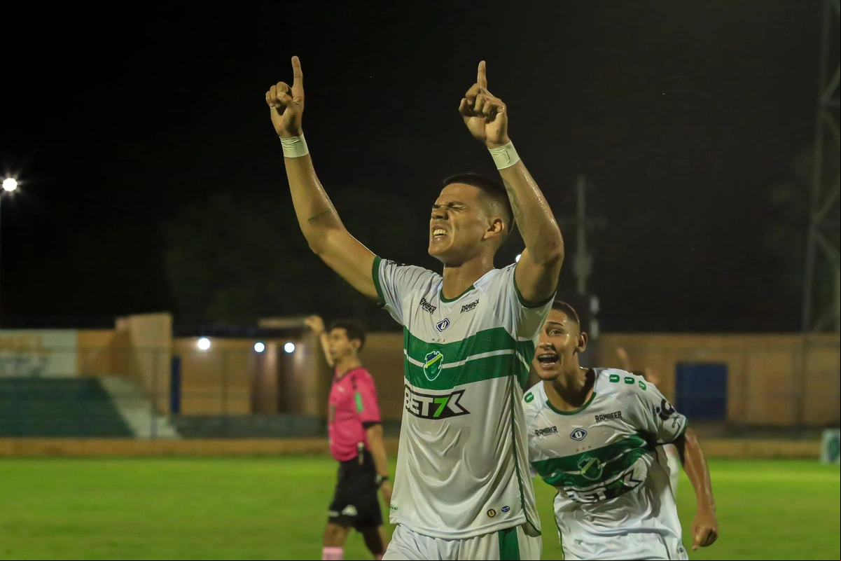Rhuann comemorando gol nos últimos minutos contra o Picos
