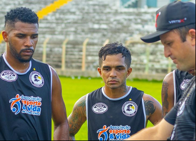 Técnico Fernando Agostini dando orientações para os jogadores do Corisabbá