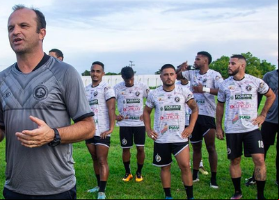 Técnico Fernando Agostini e alguns atletas do Corisabbá