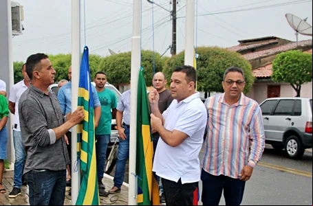 Toninho de Caridade no hasteamento das bandeiras