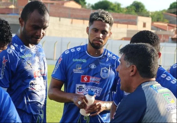 Wallace Lemos dando orientações para os jogadores do Oeirense
