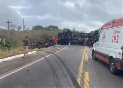 Após acidente, carreta bloqueia duas faixas da rodovia na BR-116.