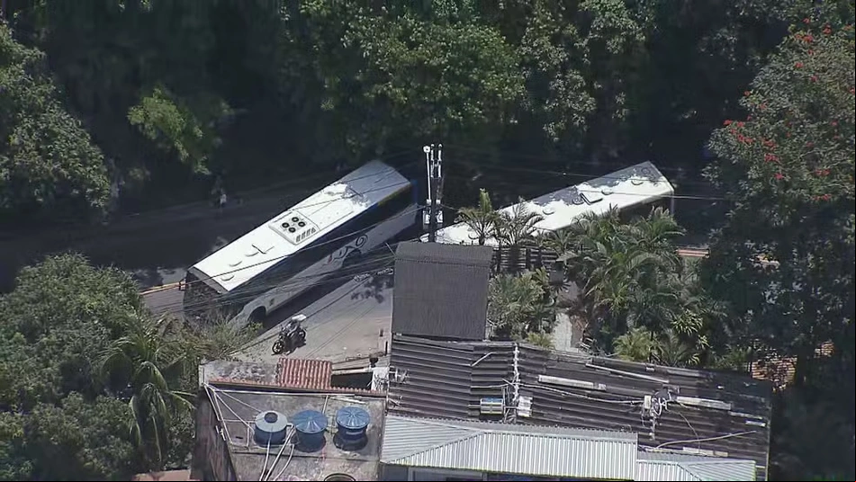 Barricada de ônibus feita em ação criminosa no Rio de Janeiro.