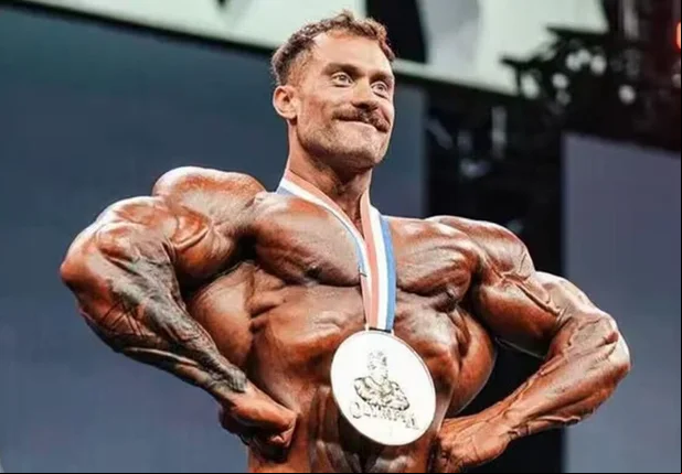 Cbum em apresentação no Mr. Olympia