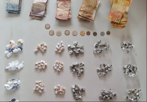 Drogas e dinheiro apreendidos na ação policial