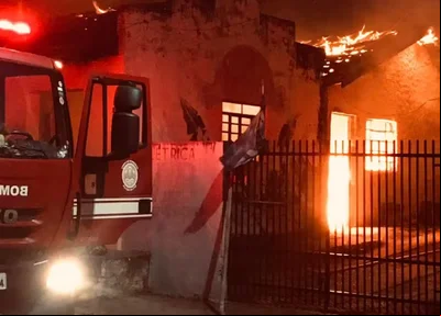 O Corpo de Bombeiros foi acionado e combateu as chamas.