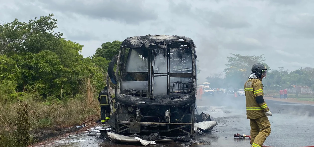 Ônibus da Guanabara foi destruído pelo fogo