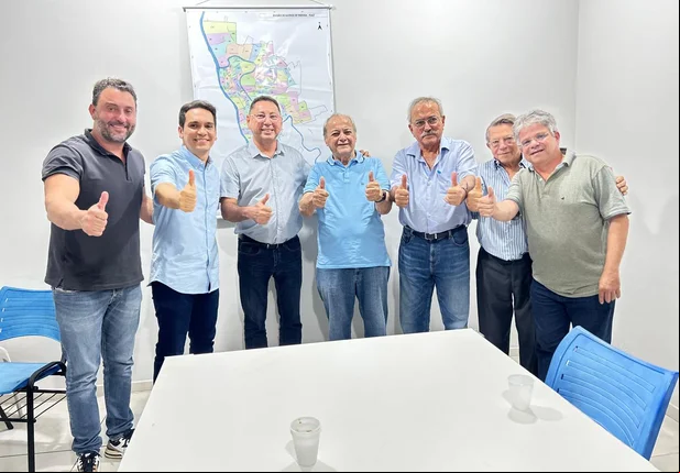 Sílvio Mendes reunido com outros prefeitos eleitos