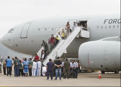 Avião da FAB com repatriados do Líbano