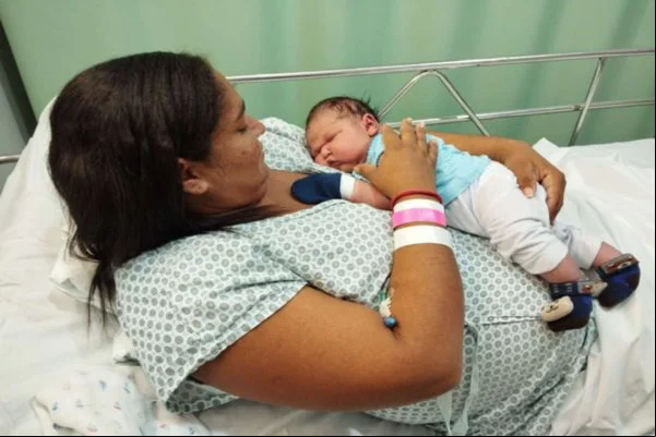 Bebê "gigante" de mais de 5kg nasce no Ceará em caso raro