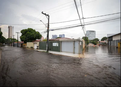 Chuva alagou ruas em Teresina