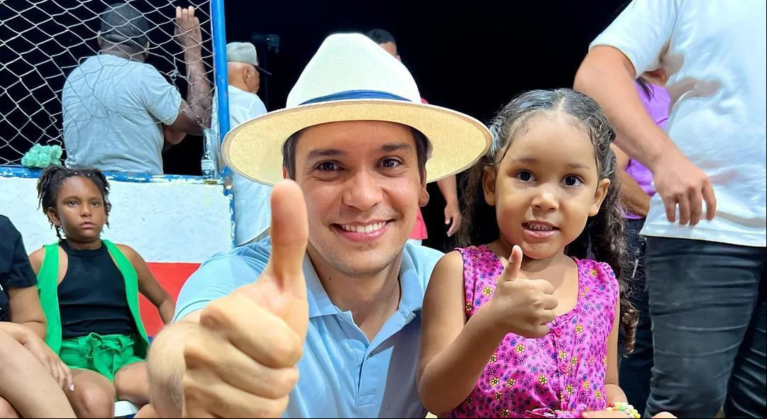 Dr. Gilberto Júnior ao lado de criança