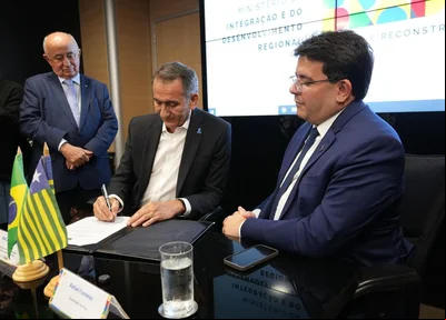 Rafael Fonteles ao lado do ministro Waldez Góes, do Desenvolvimento Regional, após em ordem de serviço para construção da barragem