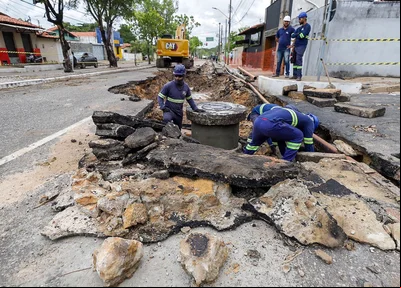 Equipe da Águas de Teresina trabalham no local