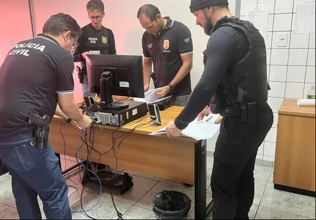 Policiais cumpriram mandados de busca e apreensão na residência e local de trabalho da servidora.