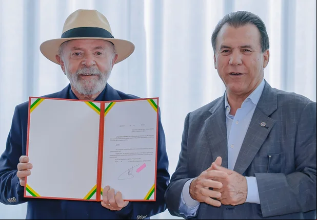 Presidente Lula assinou o decreto ao lado do ministro do Trabalho e Emprego, Luiz Marinho