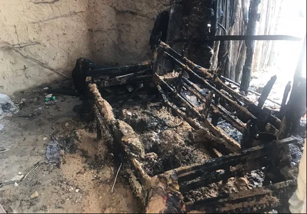 Sofá onde o bebê foi encontrado pelos bombeiros