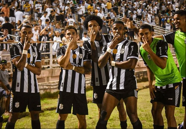Jogadores do Treze comemoram o gol de Edmundo
