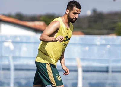 Lucas Gomes, meio-campo do Altos