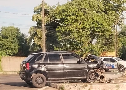 O homem embriagado colidiu o carro contra um poste