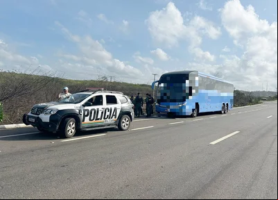 Ônibus onde o casal foi preso com celulares furtados no Corso de Teresina