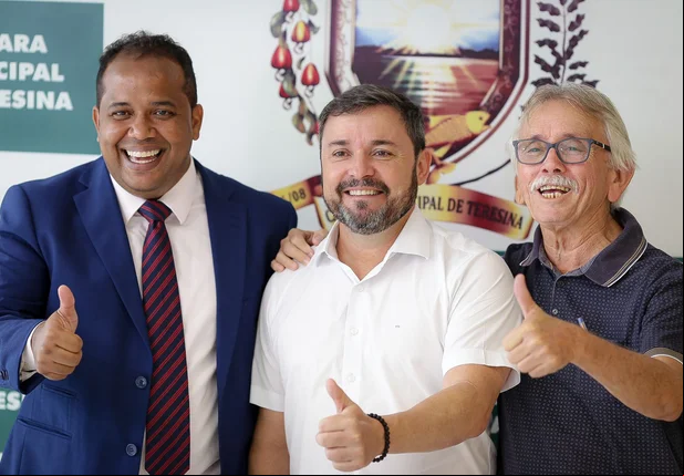 Presidente da Câmara, Enzo Samuel ao lado do deputado Fábio Novo e do ex-vereador Nilson Cavalcante