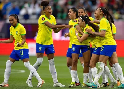 Adriana Leal comemorando gol com suas parceiras de Seleção Brasileira