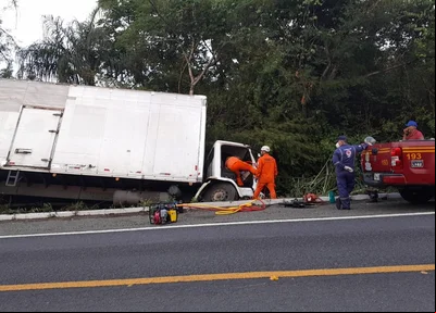 Caminhoneiro fica gravemente ferido após acidente na BR 343 em Piripiri