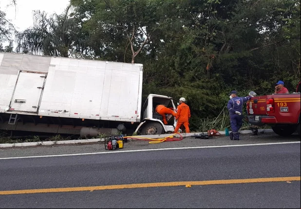 Caminhoneiro fica gravemente ferido após acidente na BR 343 em Piripiri