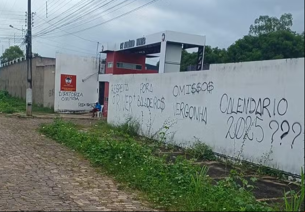 CT do River amanhece com o muro pinchado com frases de protesto