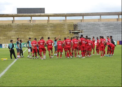 Dico Woolley conversando com os jogadores do River antes do jogo contra o Parnahyba