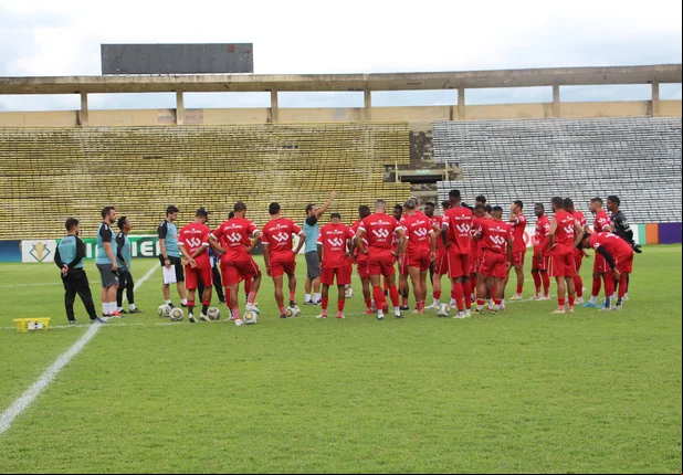 Dico Woolley conversando com os jogadores do River antes do jogo contra o Parnahyba