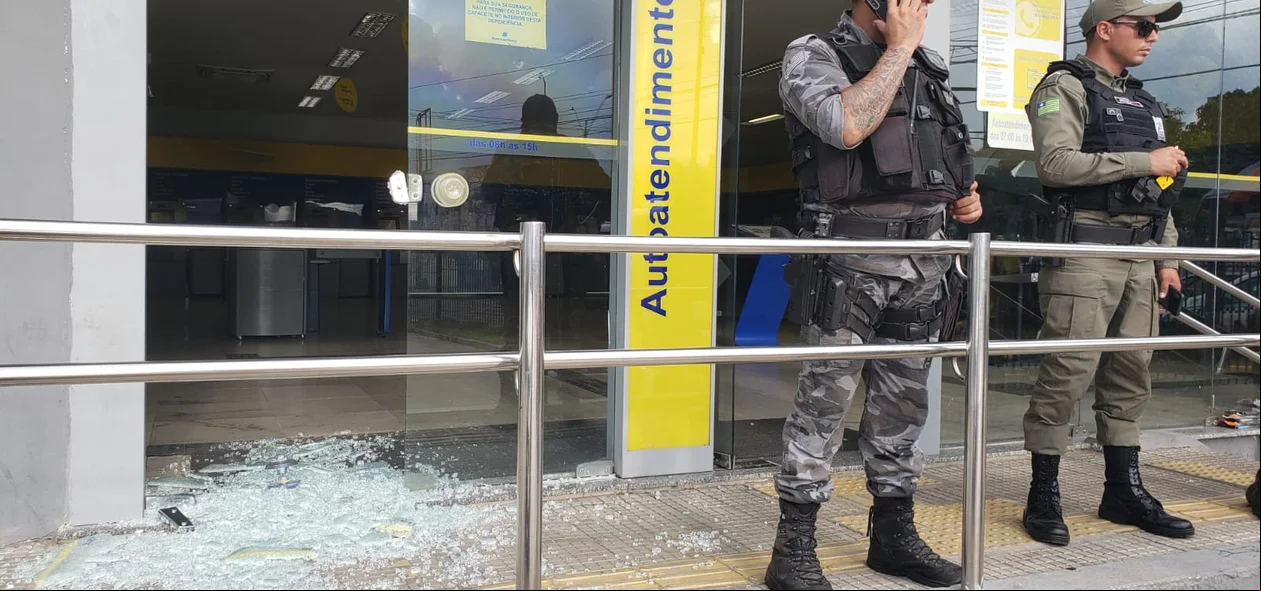 Equipes da PM em frente a agência bancária