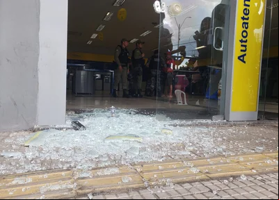 Estilhaços de vidros na agência do Banco do Brasil
