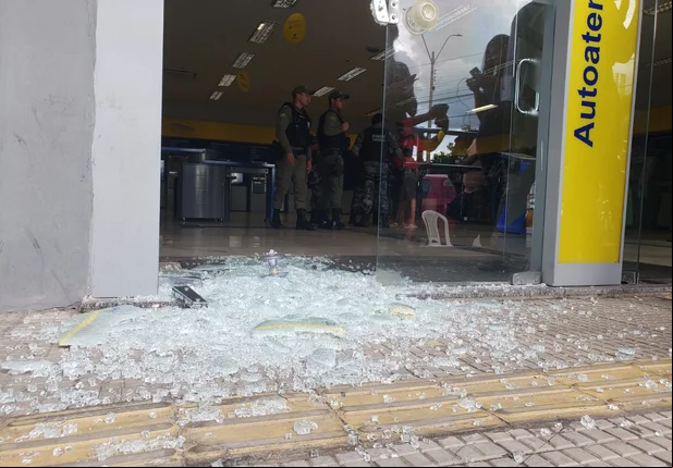 Estilhaços de vidros na agência do Banco do Brasil