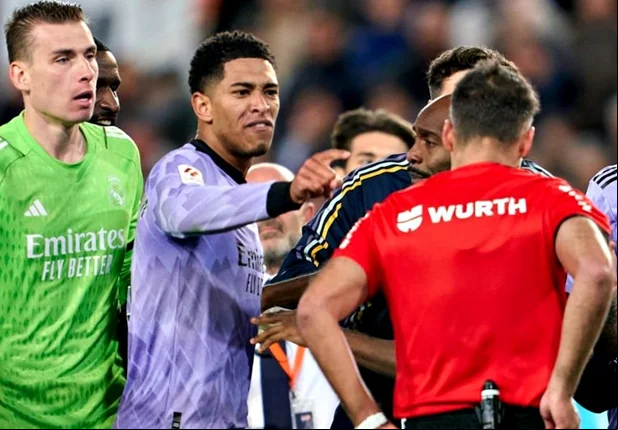 Jude Bellingham grita com árbitro em jogo