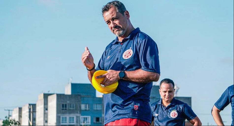 Marquinhos Santos, técnico do América-RN