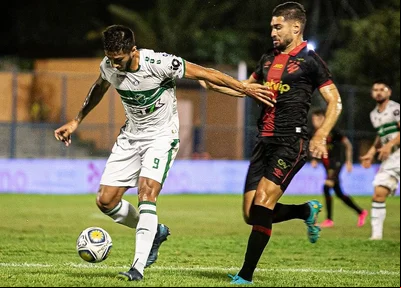 Matheus, atacante do Altos, buscando o ataque contra o Sport