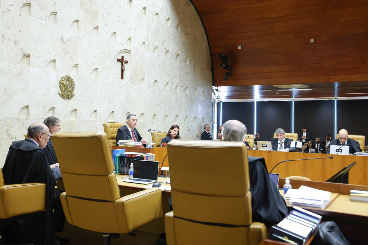 Ministro Luís Roberto Barroso presidindo sessão no STF