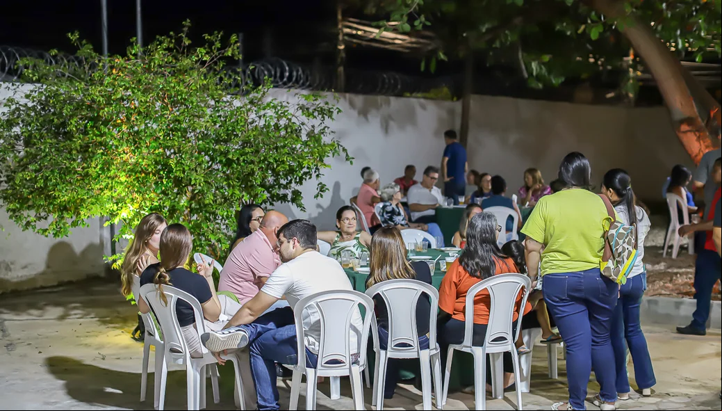 Amigos prestigiando a inauguração