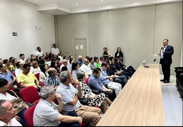 Flávio Nogueira ministra palestra no Simepi
