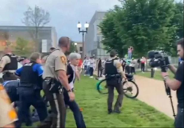 Momento da prisão de Jill Stein